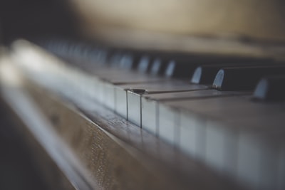 棕色木框钢琴